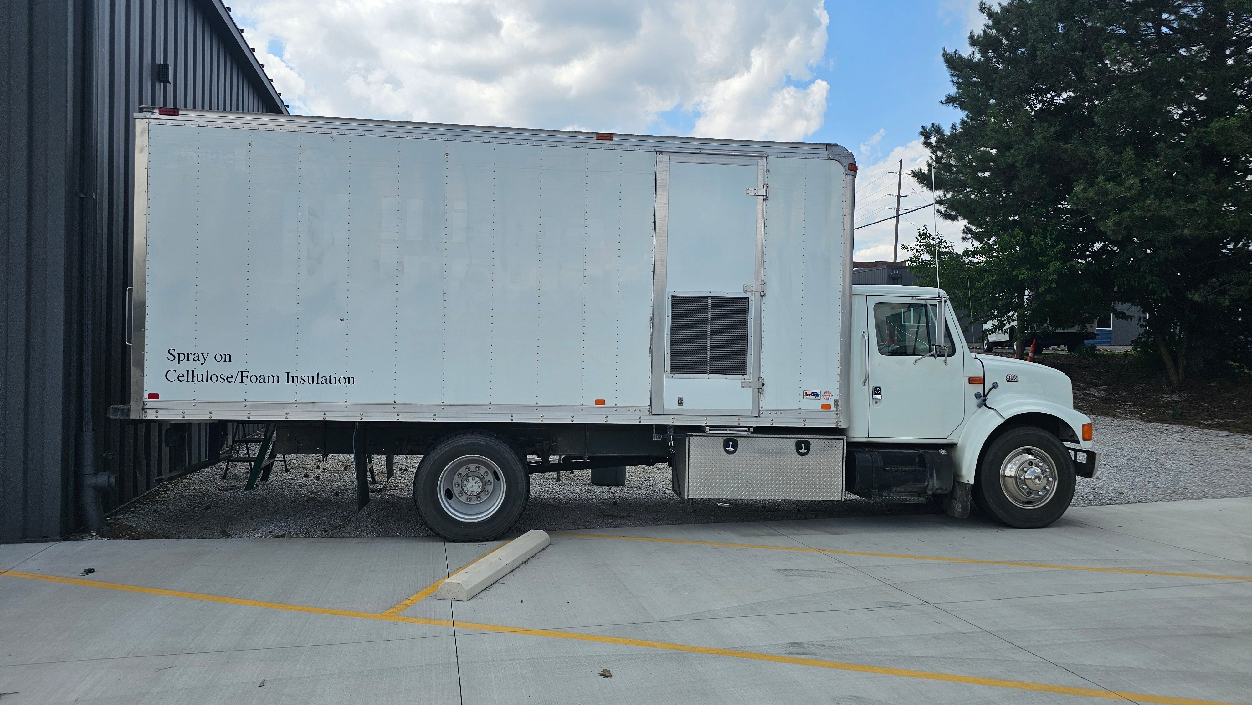 INTERNATIONAL 4700 SERIES BOX TRUCK - 0